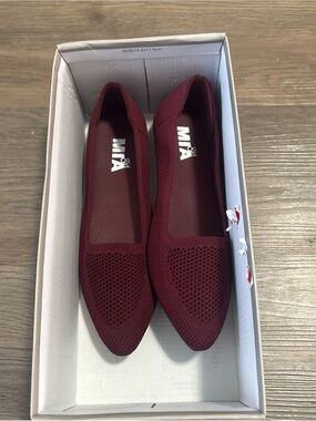 MIA Women's Burgundy Pointed Knit Slip-On Flats